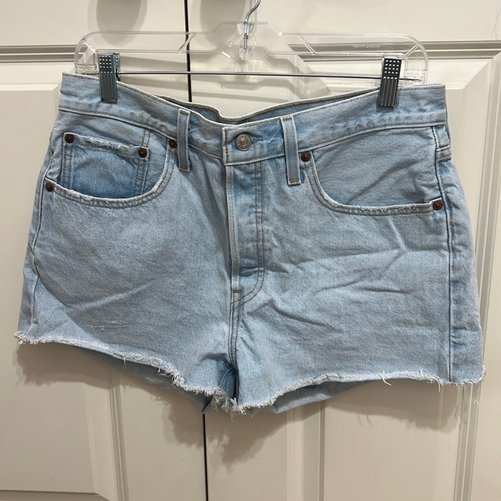 Light wash never worn Levi’s jean shorts